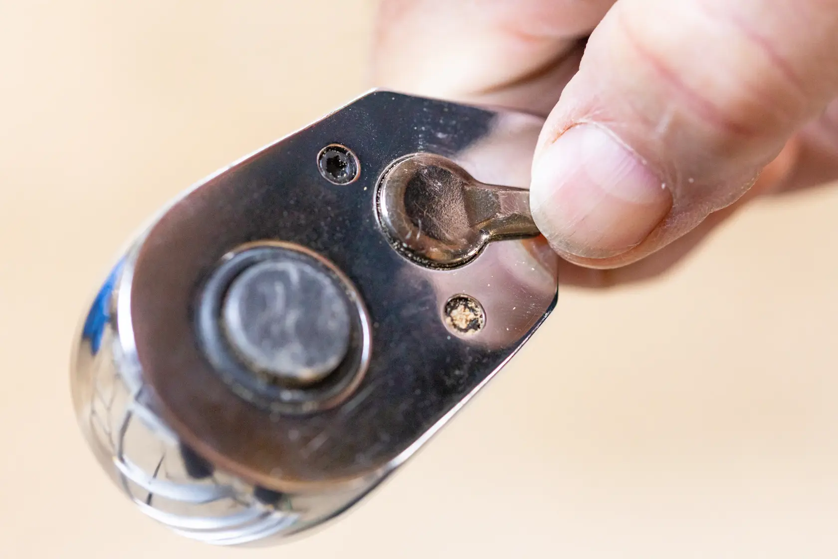 Photo of STANLEY STMT17379-1 ratchet head with close-up on thumb-operated switch.